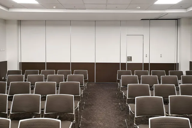 Закрытая перегородка в конференц-зале NOVOTEL